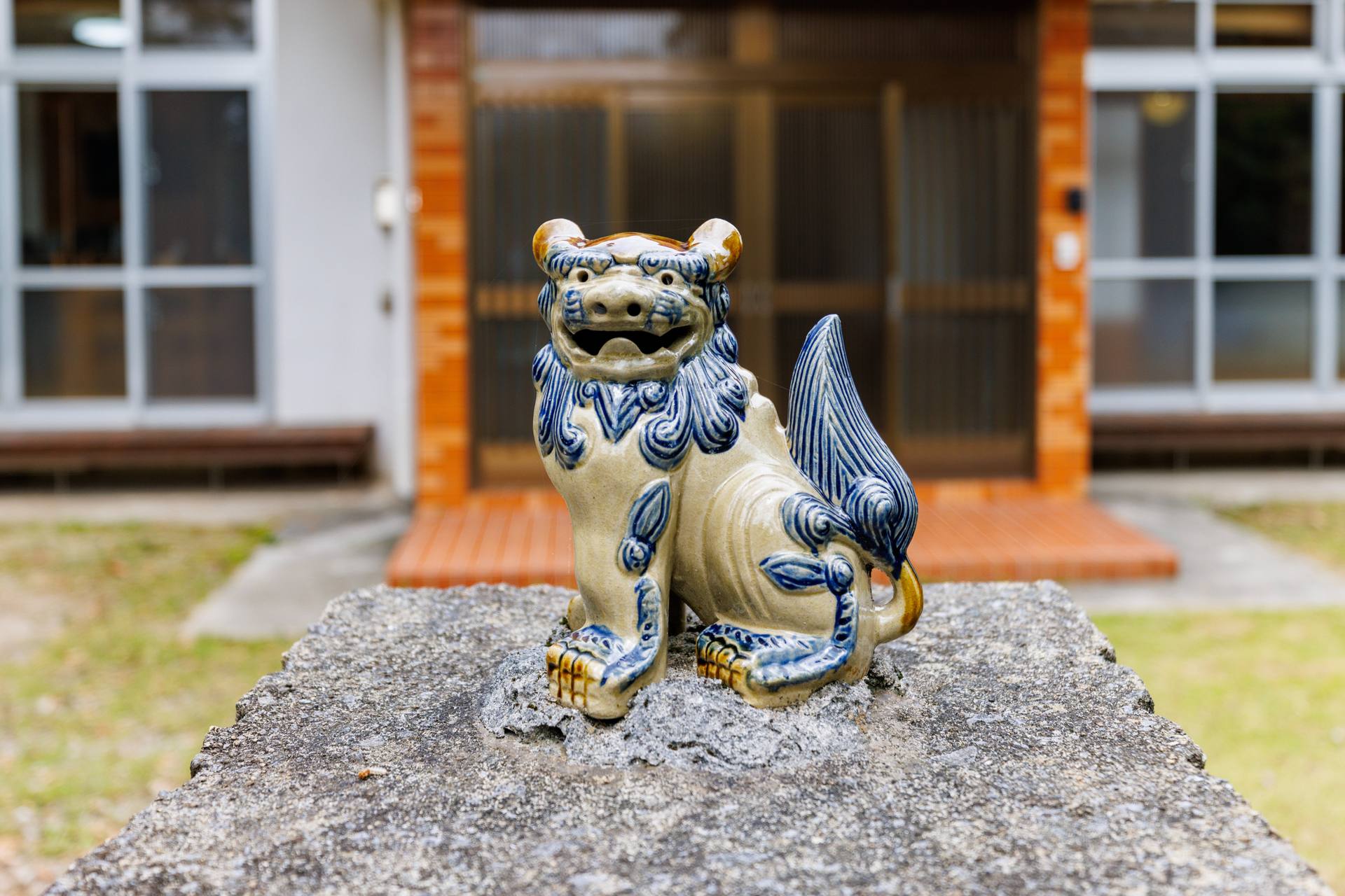 玄関のシーサー / Shisa guardian at the entrance